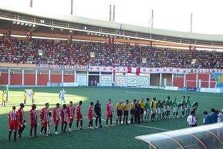 لقطة للفريقين قبل بداية المباراة 