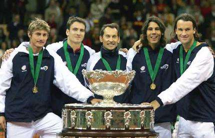 كارلوس مويا في اشبيلية بالذات قاد المنتخب إلى اللقب عام 2004