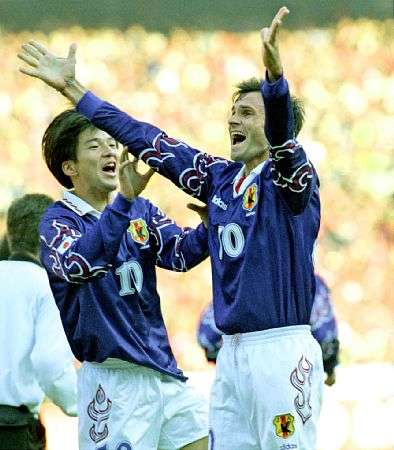 فاجنر لوبيز ( يمين ) بقميص المنتخب الياباني في التسعينيات