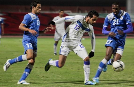 لاعب المنامة محمود جاسم خلال توغله من المدافعين مسجلاً الهدف