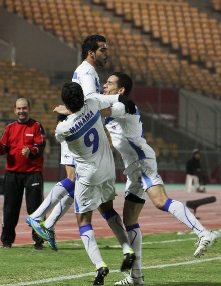 لاعبي المنامة يحتلفون بهدفهم الوحيد