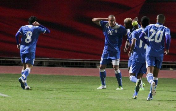 لاعبي البسيتين يحتلفون بهدف التعادل