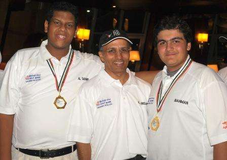 مازن الانصاري رئيس اللجنة الكويتية للجولف متوسطا بهمن والصرعاوي