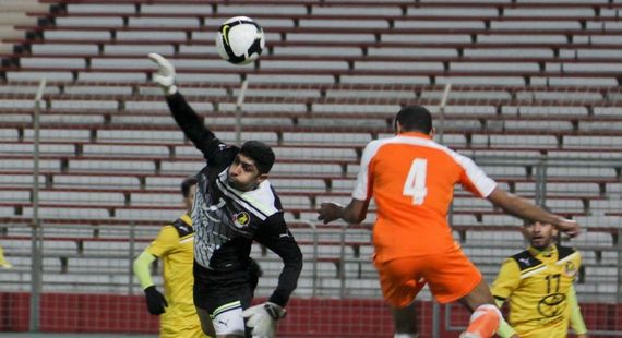 حارس الأهلي عباس احمد في احدى هجمات الحالة الخطيرة