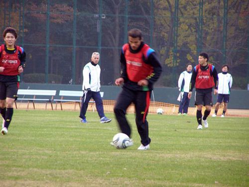 المدرب البرازيلي نيلسينهو يتابع التدريبات