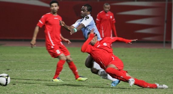 لاعب الرفاع النيجيري جون جامبو أربك الدفاعات و سجل الهدف الثاني