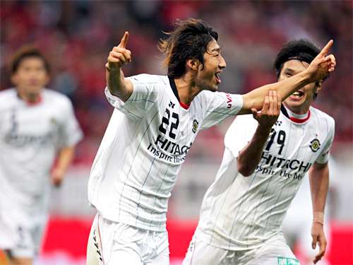 المدافع واتارو هاشيموتو يحتفل بعد إحرازه الهدف الثاني لكاشيوا