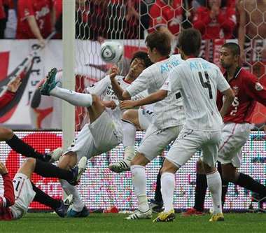 المدافع واتارو هاشيموتو عند إحرازه الهدف الثاني لكاشيوا