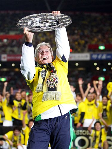 نيسلسينهو بابتيستا يحمل درع الدوري الياباني الممتاز