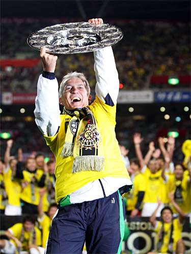 نيسلسينهو بابتيستا يحمل درع الدوري الياباني الممتاز