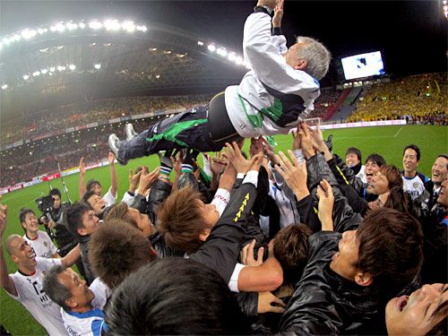 المدرب البرازيلي بابتيستا يحتفل مع لاعبي كاشيوا