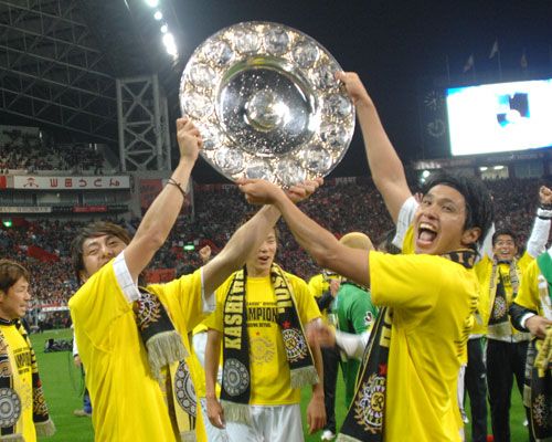 فرحة لاعبي فريق كاشيوا بدرع الدوري الممتاز