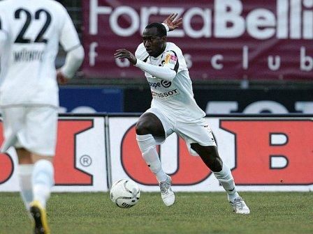 عبدالله عمر بلباس نيوشاتل السويسري