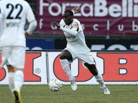 عبدالله عمر بلباس نيوشاتل السويسري