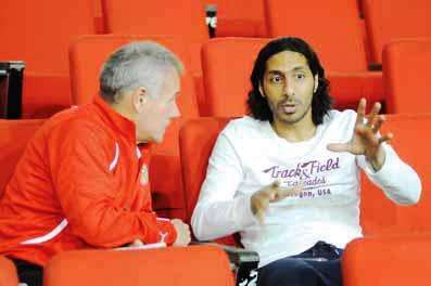 محمد سالمين في حديث جانبي سابق مع بيتر تايلور مدرب المنتخب البحريني