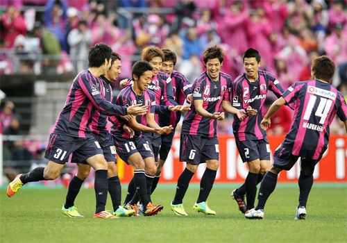 كيوتاكي ( رقم 13 ) يحتفل مع فريقه سيريزو بقدوم مولوده البكر قبل ثلاثة أيام 