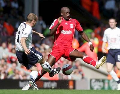 لاعب توتنهام هوتسبيرز داني مورفي يمرر الكرة من بين اقدام لاعب ليفربول سيسكو