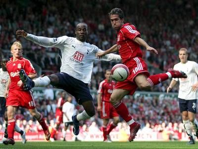 لاعب توتنهام تشينبوندا (الى اليسار) يحاول منع لاعب ليفربول لويس جارسيا من التسديد