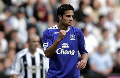 تيم كاهيل المتالق دائماً يحتفل بعد إحرازه هدف التعادل