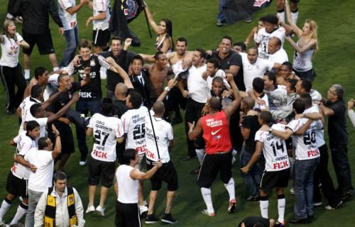 لاعبو  كورنثيانز يهتفون لنجم ناديهم السابق سقراط بعد وفاته يوم تتويجهم بالدوري
