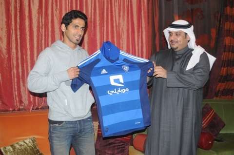 نائب رئيس الهلال السعودي الامير نواف بن سعد وسعد الحارثي يعرضان قمي الهلال