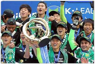 فرحة لاعبو جيونبوك بلقب الدوري