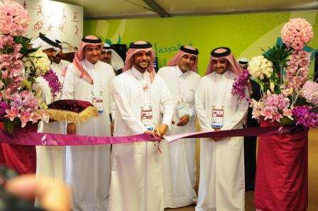 الشيخ سعود بن عبدالرحمن  يقص شريط افتتاح المركز الاعلامي 