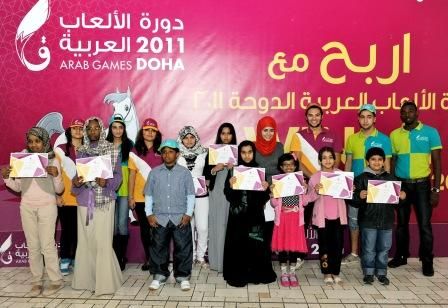 لقطة جماعية لبعض الفائزين في مسابقتي الرسم والمقال