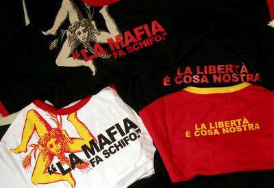 صور لبعض القمصان التي ستوزعها المافيا على جماهير وستهام يونايتد يوم الخميس