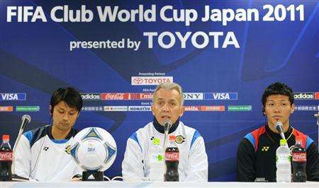 المؤتمر الصحفي للمدرب بابتيستا وعلى يمين الصورة القائد أوتاني