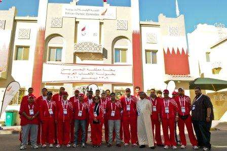 الشيخة حياة في لقطة جماعية مع منتخب الطائرة و البعثة الادارية في القرية الاولمبية