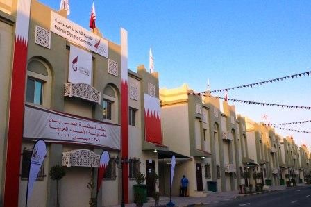 جانب من مدخل مقر البعثة البحرينية و هو يتزين باعلام البحرين 