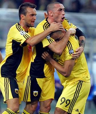 لاعبوا ايك اثينا فرحين بهدف التعادل 