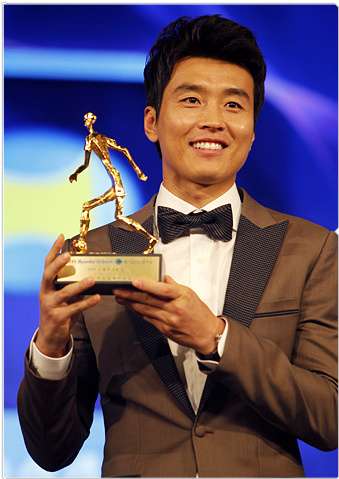 لي دونج جوك عند فوزه بجائزة 2011