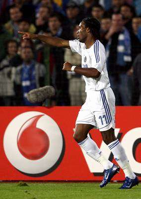 الايفواري دروجبا مهاجم تشيلسي ينطلق بعد تسجيله الهدف الثاني 