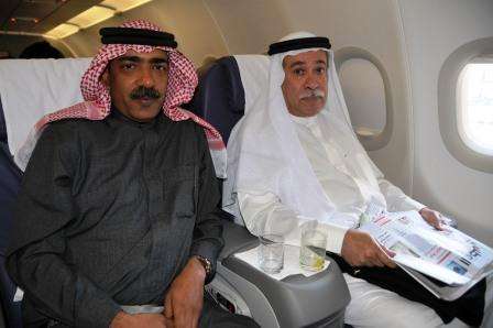 الشيخ عيسى بن راشد .. وبجواره الشيخ علي بن محمد ال خليفة رئيس اتحاد الكرة الطائرة البحريني