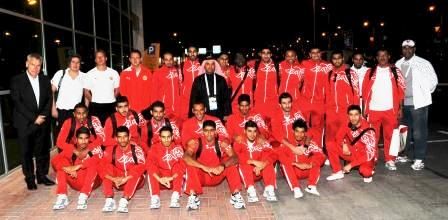 الحسن يتوسط منتخب القدم لدى وصوله الى الدوحة