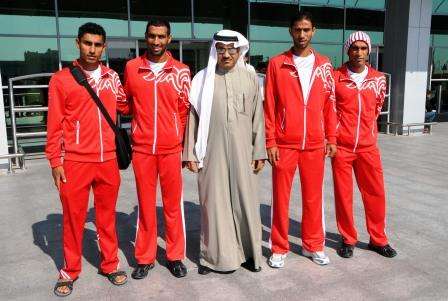 محمد الفردان يتوسط لاعبي منتخب الشواطيء لحظة وصولهم مطار الدوحة