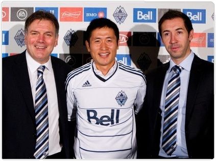 لي يونج بيو ( الوسط ) بعد وصوله لمقر فريقه الجديد