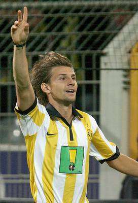 سمولاريك فرحا بهدفيه