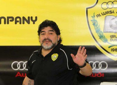 النجم الأرجنتيني دييجو مارادونا المدير الفني لفريق الوصل الإماراتي