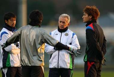 المدرب نيلسينهو بابتيستا في التمرين الأخير