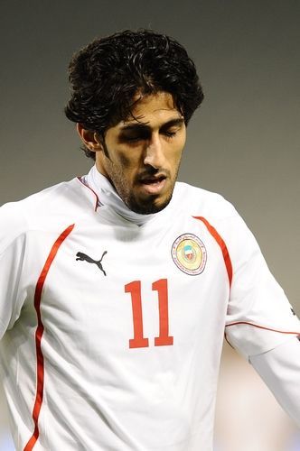 اسماعيل عبداللطيف أثناء خروجه من الملعب