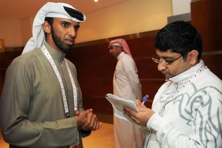علي بن خليفة متحدثا للزميل حسن علي