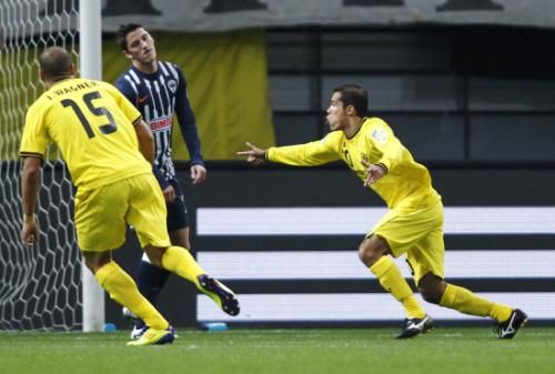 البرازيلي لياندرو دومينجيز يحتفل بعد إحرازه الهدف الأول