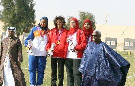 لامين دياك لدى تتويجه بطلات مسابقات الرماية