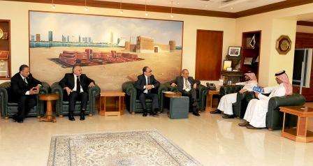 الأمين العام لدى اجتماعه مع رئيس اللجنة الاولمبية الجزائرية والوفد المرافق