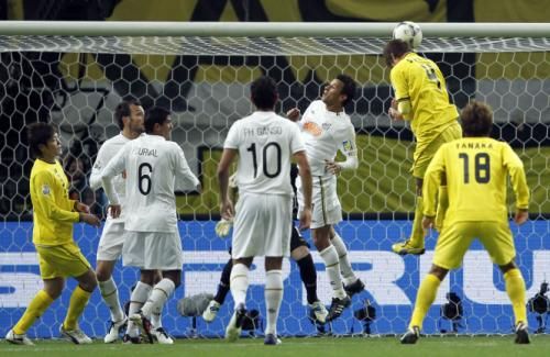 2011-12-14t120047z_01_toy113_rtridsp_3_soccer-world-santos_reuters