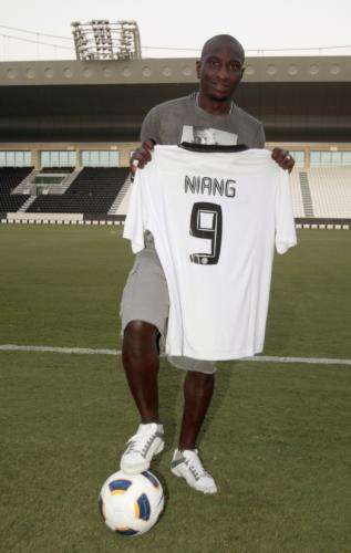 السنغالي ممادو نيانج مهاجم فريق الكرة بنادي السد القطري