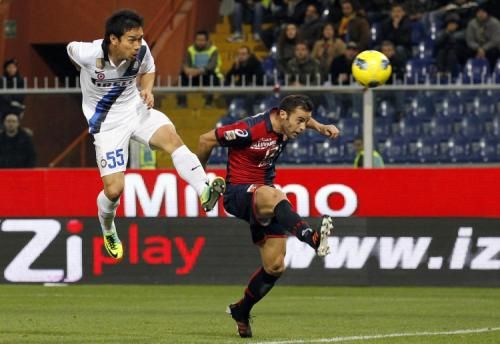 يوتو ناجاتومو عند إحرازه الهدف الوحيد لفريقه أنتر ميلان